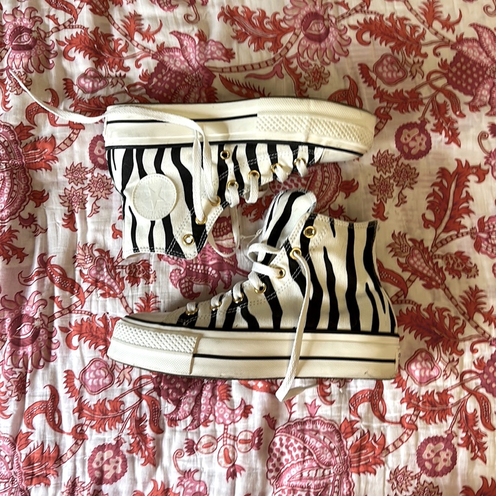 Converse zebra platforms